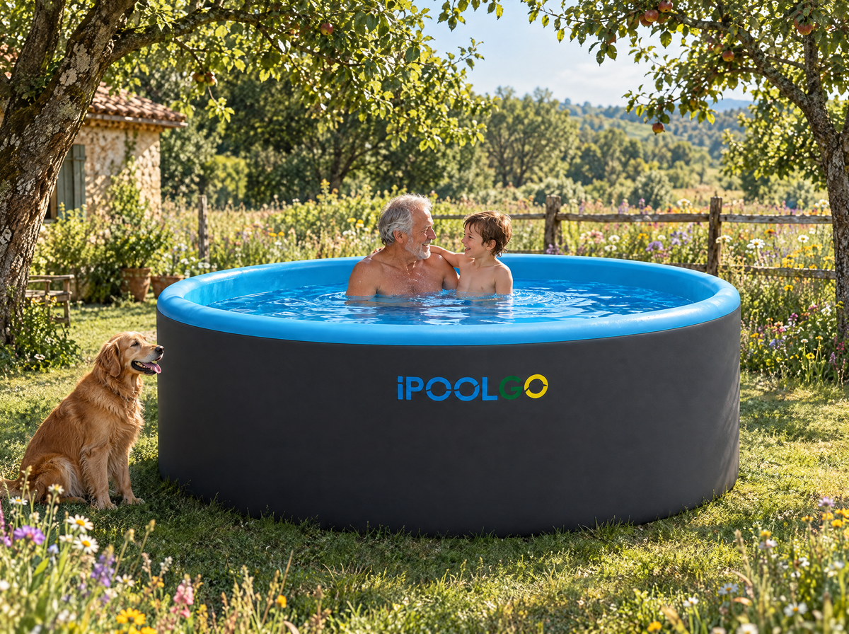 Opa und Enkel baden im iPoolGo Pool im Landgarten, Hund daneben