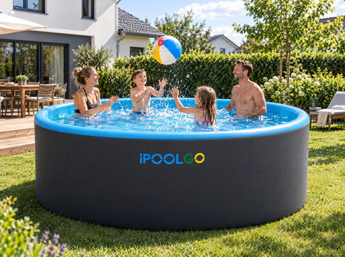 Familie spielt in einem runden iPoolGo Pool im Garten