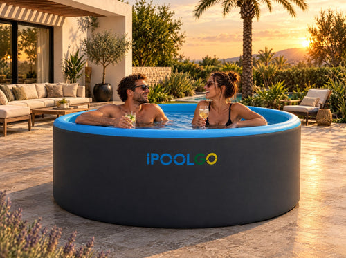 Paar entspannt abends im iPoolGo Pool