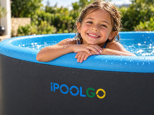 Kind am Rand des Drop-Stitch Pools
